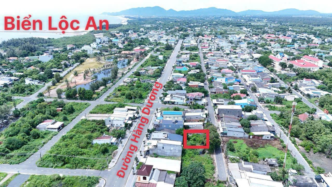 Cần tiền bán gấp 2 lô liền kề mặt tiền đường nhựa, ngay sau đường Hàng Dương, cách biển Lộc An 500m