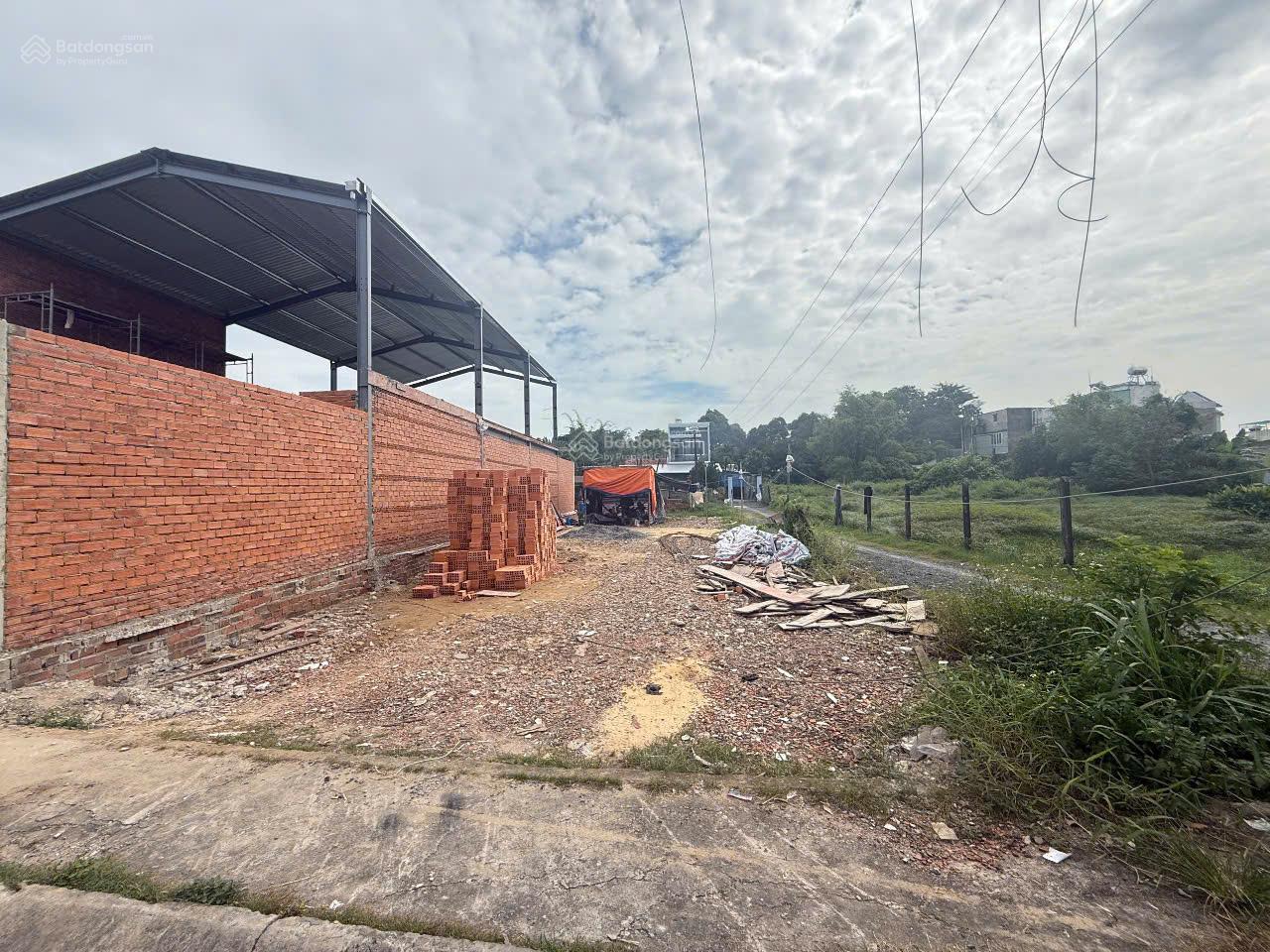 Đất mặt tiền - Lô góc - Ngang rộng 8,7x26m - Giá rẻ - Phùng Thị Chuyện - SHR