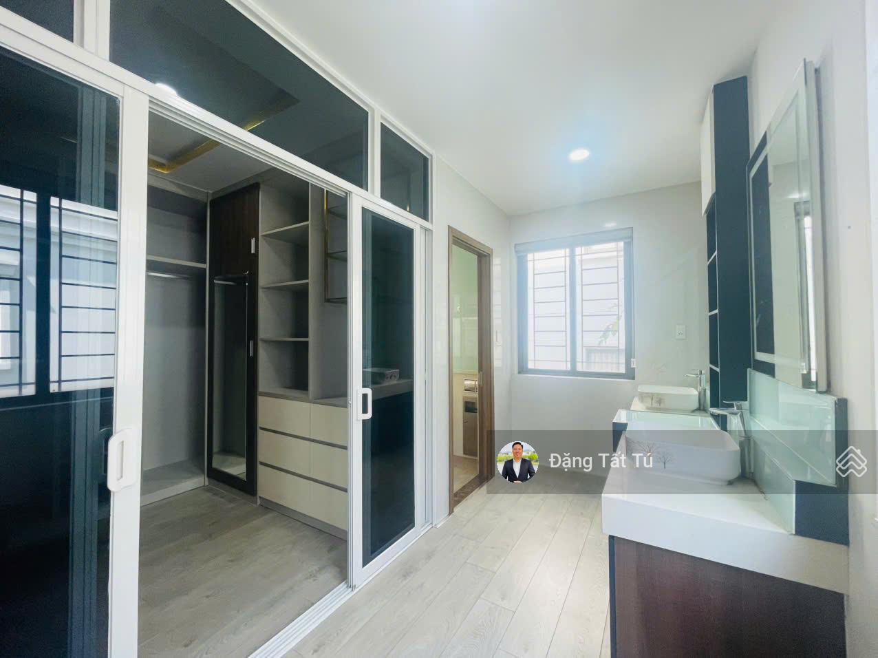 Cần cho thuê nhà phố Lakeview city căn góc công viên giá 35tr/th nội thất cao cấp. Lh: 0917 330 ***