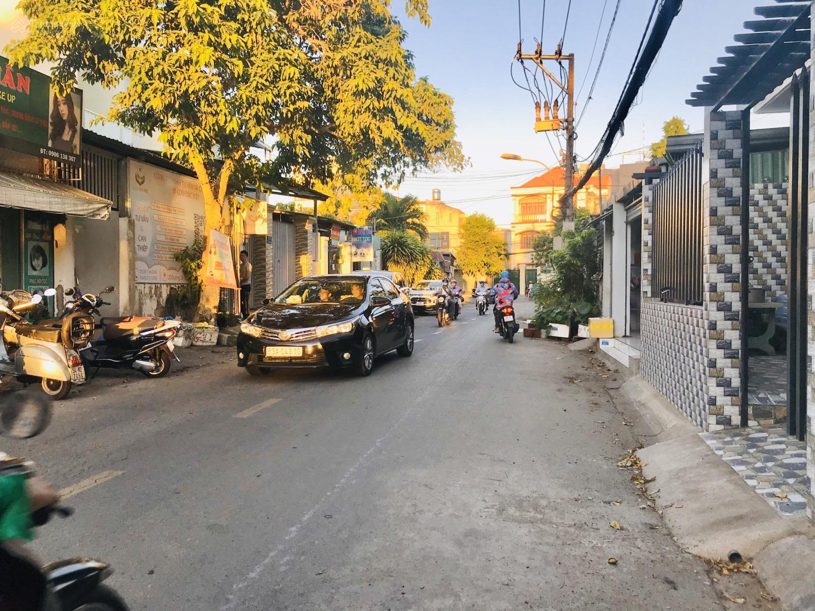 Bán gấp đất mặt tiền đường 379, Lê Văn Việt. Giá: 7.85 tỷ/100m2