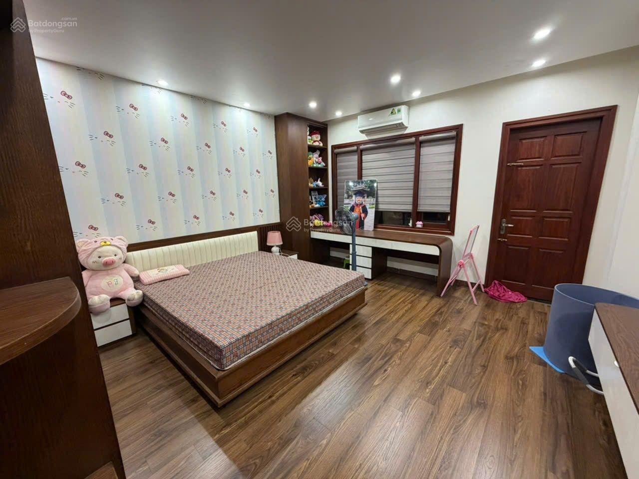 Chính chủ gửi bán gấp liền kề Văn Phú,ngay tháp đồng hồ,ko lỗi lầm,DT 90m- 5 tầng,nhỉnh 2x tỷ