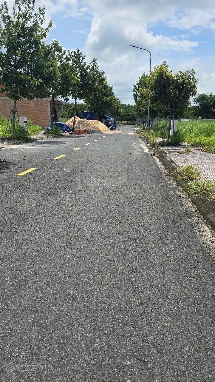 Đất ngộp cách TTHC Bàu Bàng chỉ 3P di chuyển, nằm trong KDC của Becamex, DT 150m2, thổ cư 100%, SHR Đất ngộp cách TTHC Bàu Bàng chỉ 3P di chuyển, nằm trong KDC của Becamex, DT 150m2, thổ cư 100%, SHR