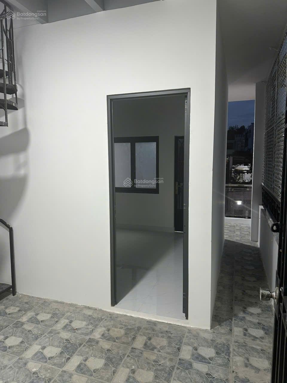 Bán nhà mặt tiền Đường Lạc Long Quân 3.9 x 15.7m trệt - 2 lầu - ST nhà mới vào kinh doanh ngay