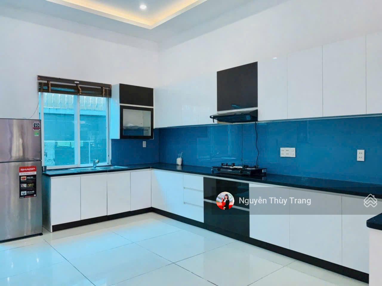 Duy nhất 1 căn biệt thự cạnh khu ChinaTown đang sẵn HD thuê. 5x20m, 4PN. 1 trệt 2 lầu sân thượng Duy nhất 1 căn biệt thự cạnh khu ChinaTown đang sẵn HD thuê. 5x20m, 4PN. 1 trệt 2 lầu sân thượng