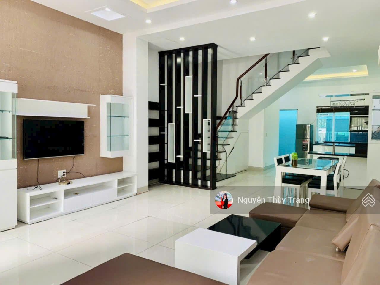 Duy nhất 1 căn biệt thự cạnh khu ChinaTown đang sẵn HD thuê. 5x20m, 4PN. 1 trệt 2 lầu sân thượng Duy nhất 1 căn biệt thự cạnh khu ChinaTown đang sẵn HD thuê. 5x20m, 4PN. 1 trệt 2 lầu sân thượng