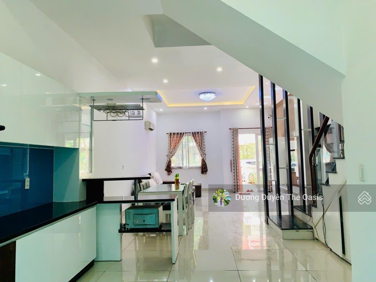 Chủ chuyển công tác bán căn liền kề. Sẵn HĐT 16tr/tháng tại The Oasis liền kề Aeon sân golf SB..