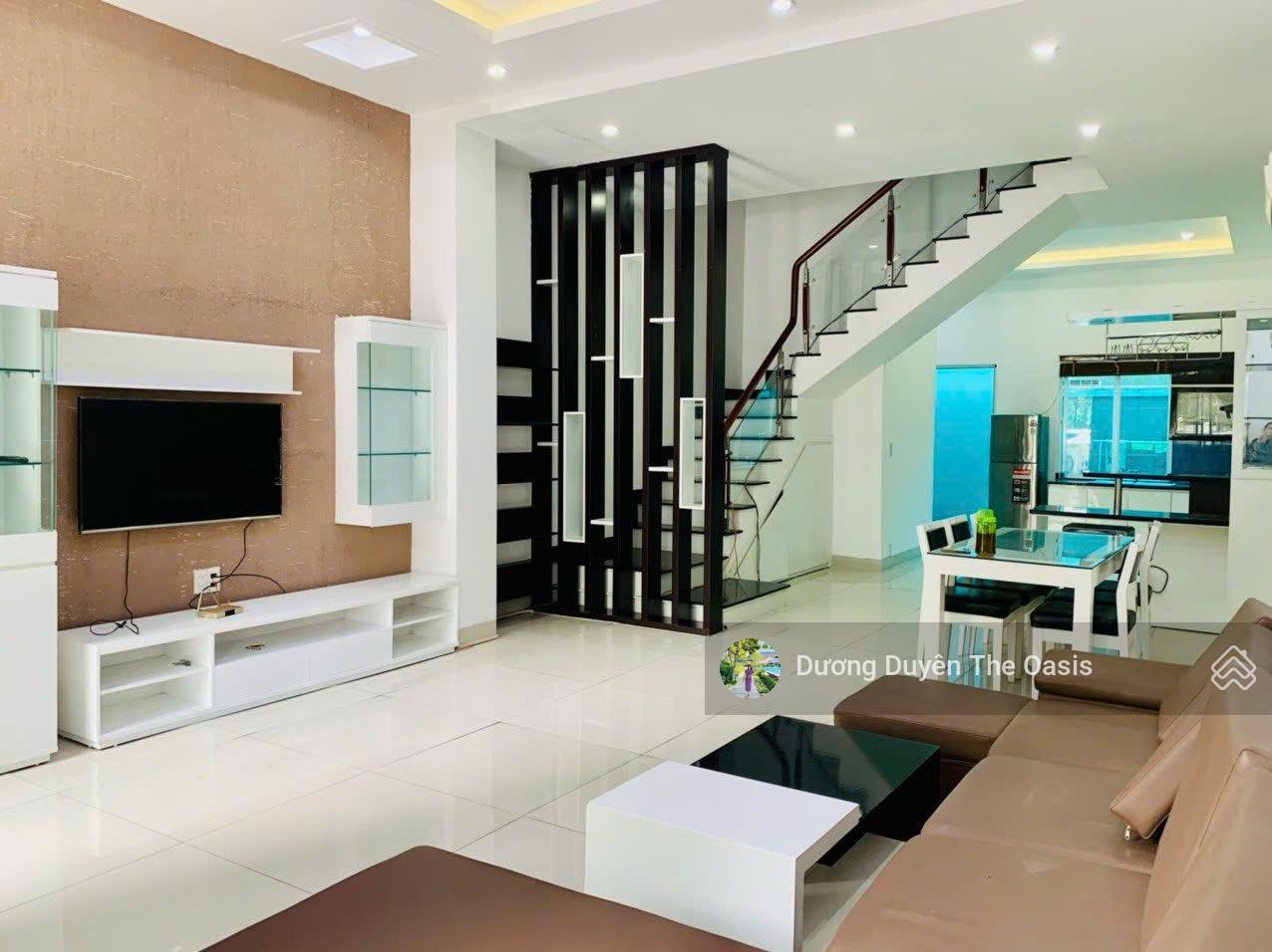 Chủ chuyển công tác bán căn liền kề. Sẵn HĐT 16tr/tháng tại The Oasis liền kề Aeon sân golf SB..