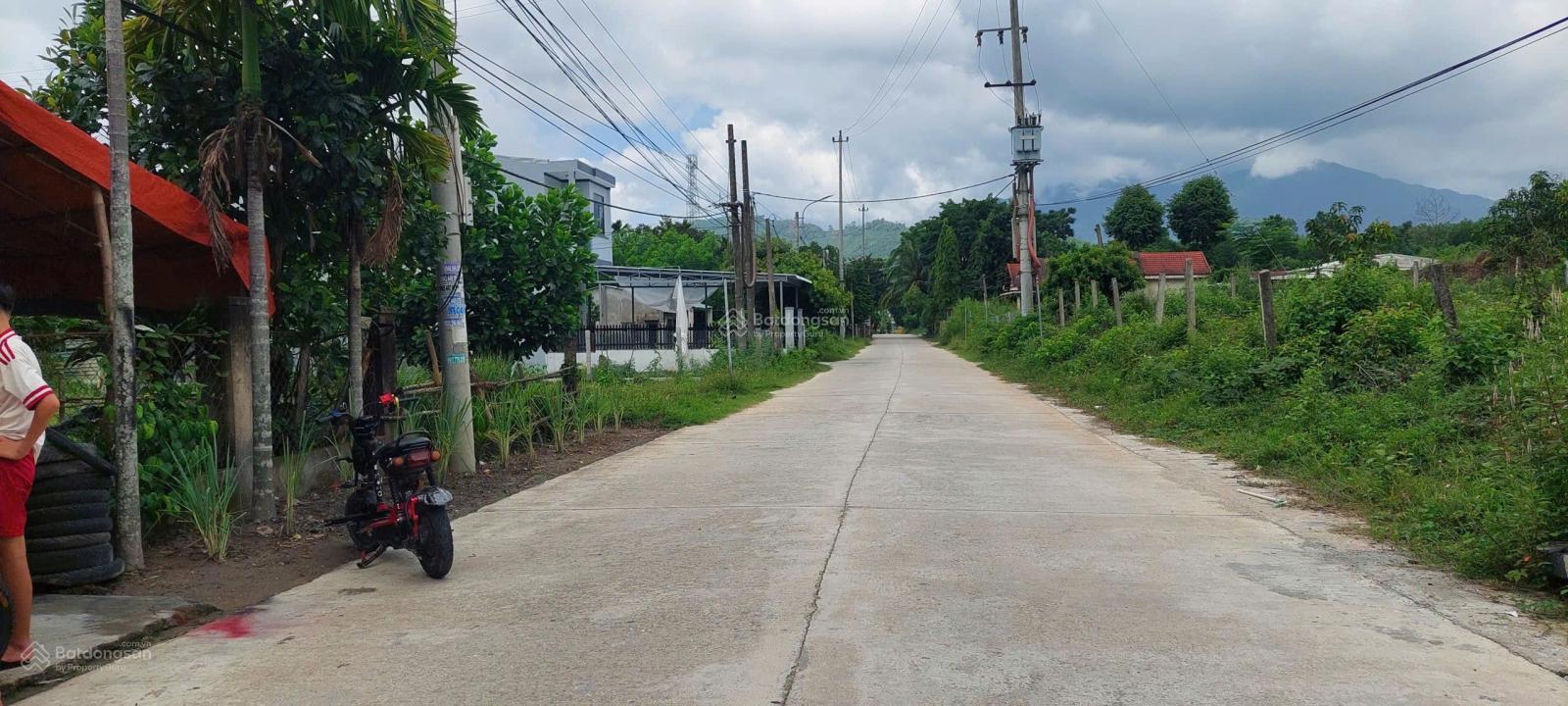 Đất mặt tiền 14G củ đường lớn bê tông 2 oto, 147m2 có 120m2 đất ở thông quốc lộ 14B.