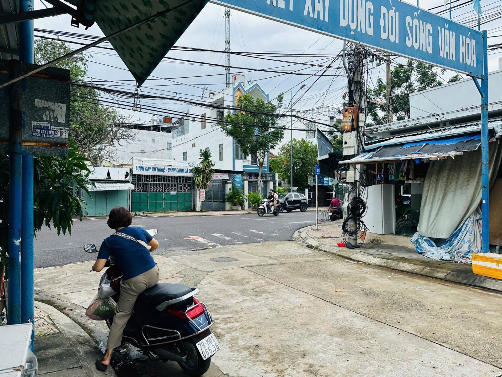 Mặt tiền Đinh Lễ ngang 9,2m sát đường Phùng Hưng. Giá: 14 tỷ