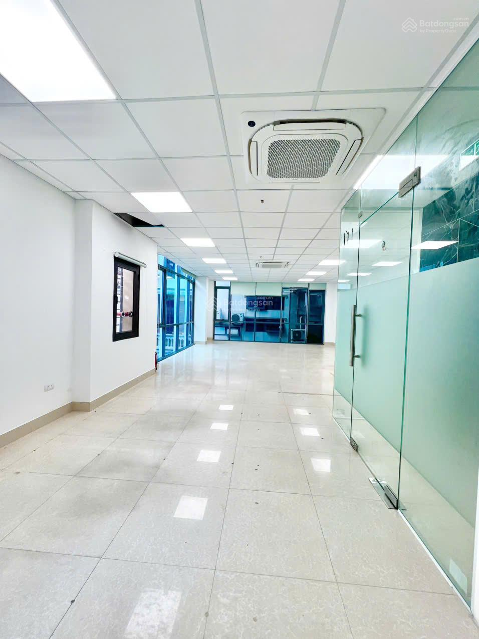 CHO THUÊ VĂN PHÒNG TẠI ĐƯỜNG CẦU GIẤY GIAO NGUYỄN VĂN HUYÊN 75M2 GIÁ CHỈ 13TR / THÁNG .