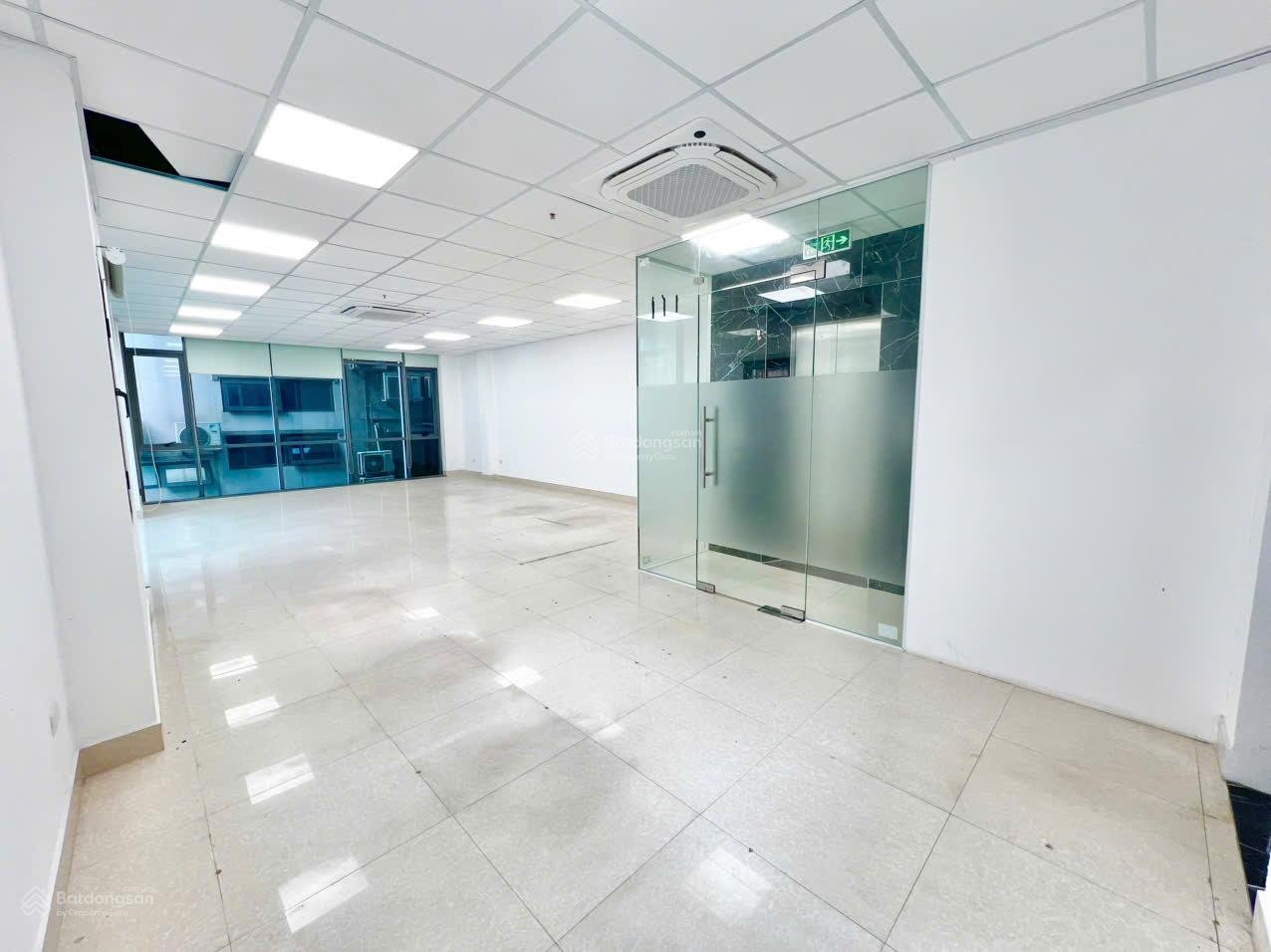 CHO THUÊ VĂN PHÒNG TẠI ĐƯỜNG CẦU GIẤY GIAO NGUYỄN VĂN HUYÊN 75M2 GIÁ CHỈ 13TR / THÁNG .