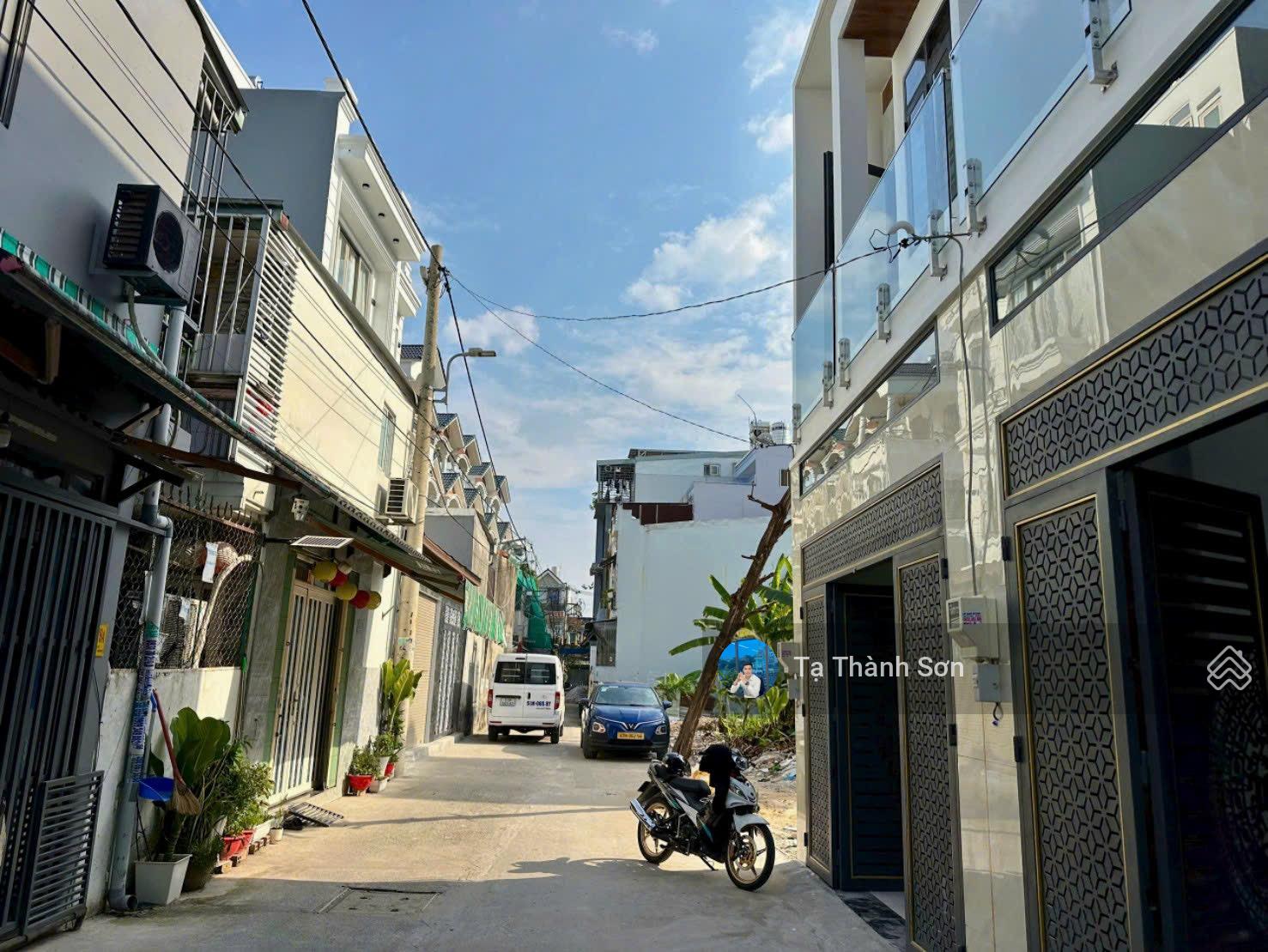 Nhà đẹp mới xây, Phạm Văn Đồng, 8m ngang, 4 tầng BTCT chính chủ sổ hoàn công, gần MT đường