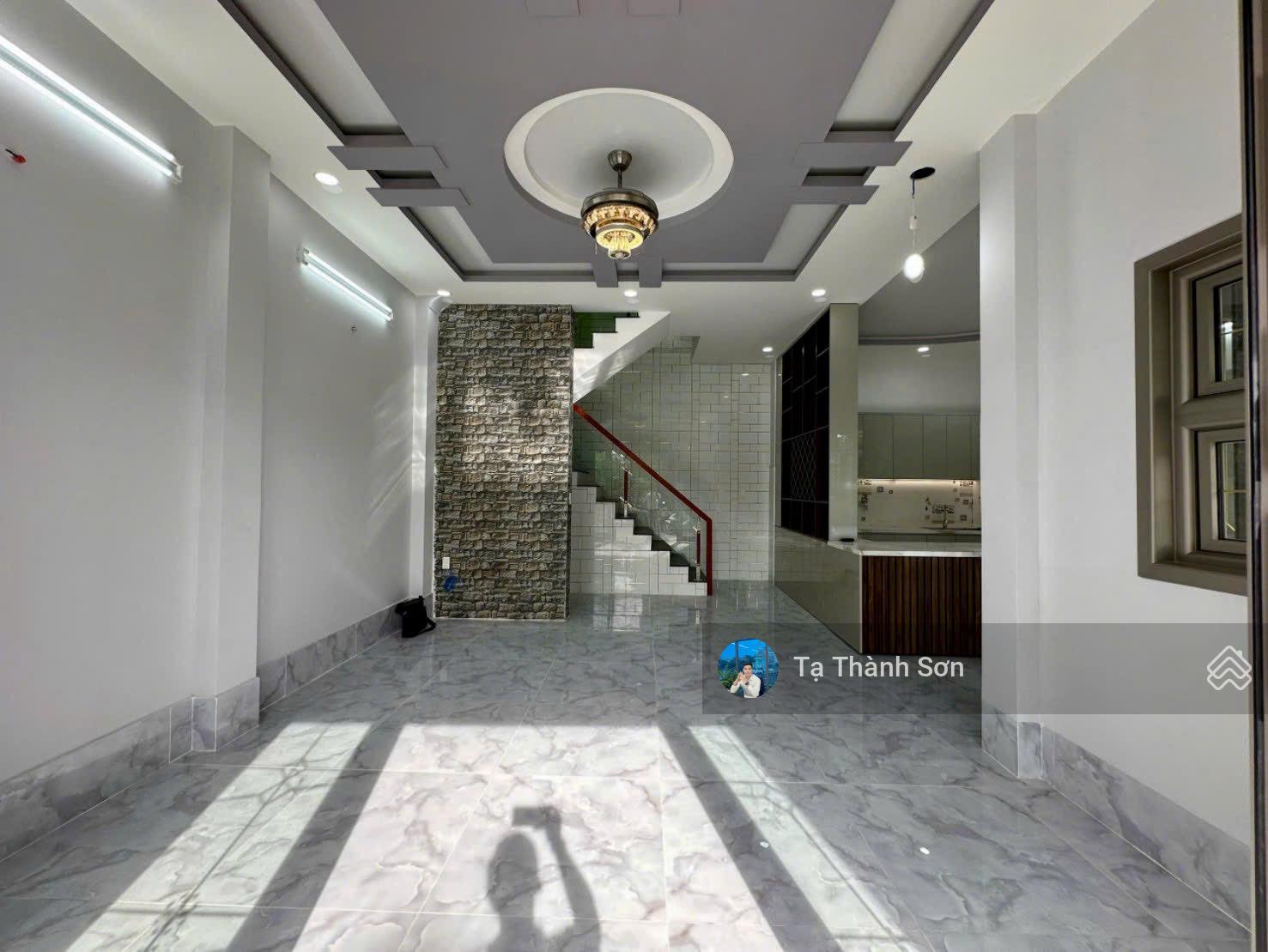 Nhà đẹp mới xây, Phạm Văn Đồng, 8m ngang, 4 tầng BTCT chính chủ sổ hoàn công, gần MT đường