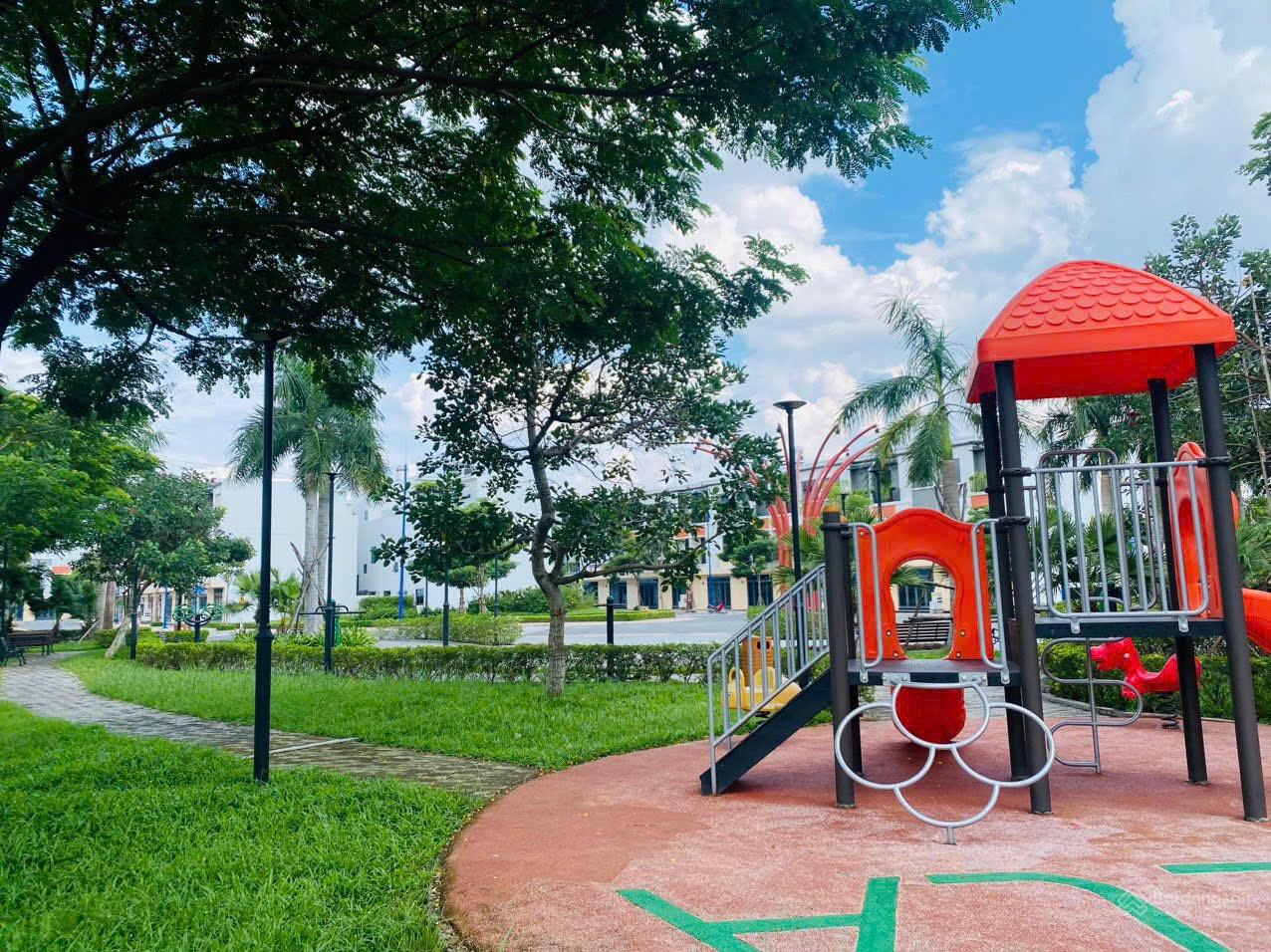 Bán nhà phố 1 trệt 2 lầu hoàn công đầy đủ sổ sẵn trong khu dân cư an ninh