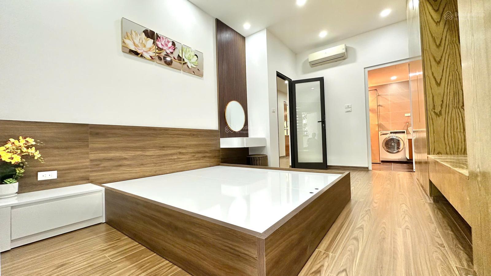 Bán căn hộ đẹp xuất sắc 3PN, 2WC giá siêu hời tại Nguyễn Văn Huyên, Cầu Giấy, Hà Nội, 120m2