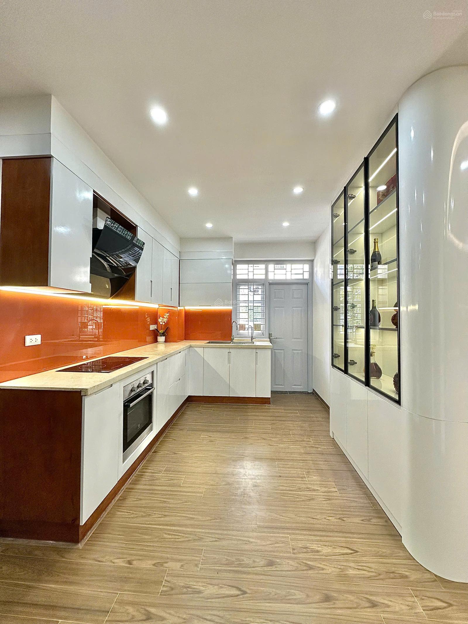 Bán căn hộ đẹp xuất sắc 3PN, 2WC giá siêu hời tại Nguyễn Văn Huyên, Cầu Giấy, Hà Nội, 120m2