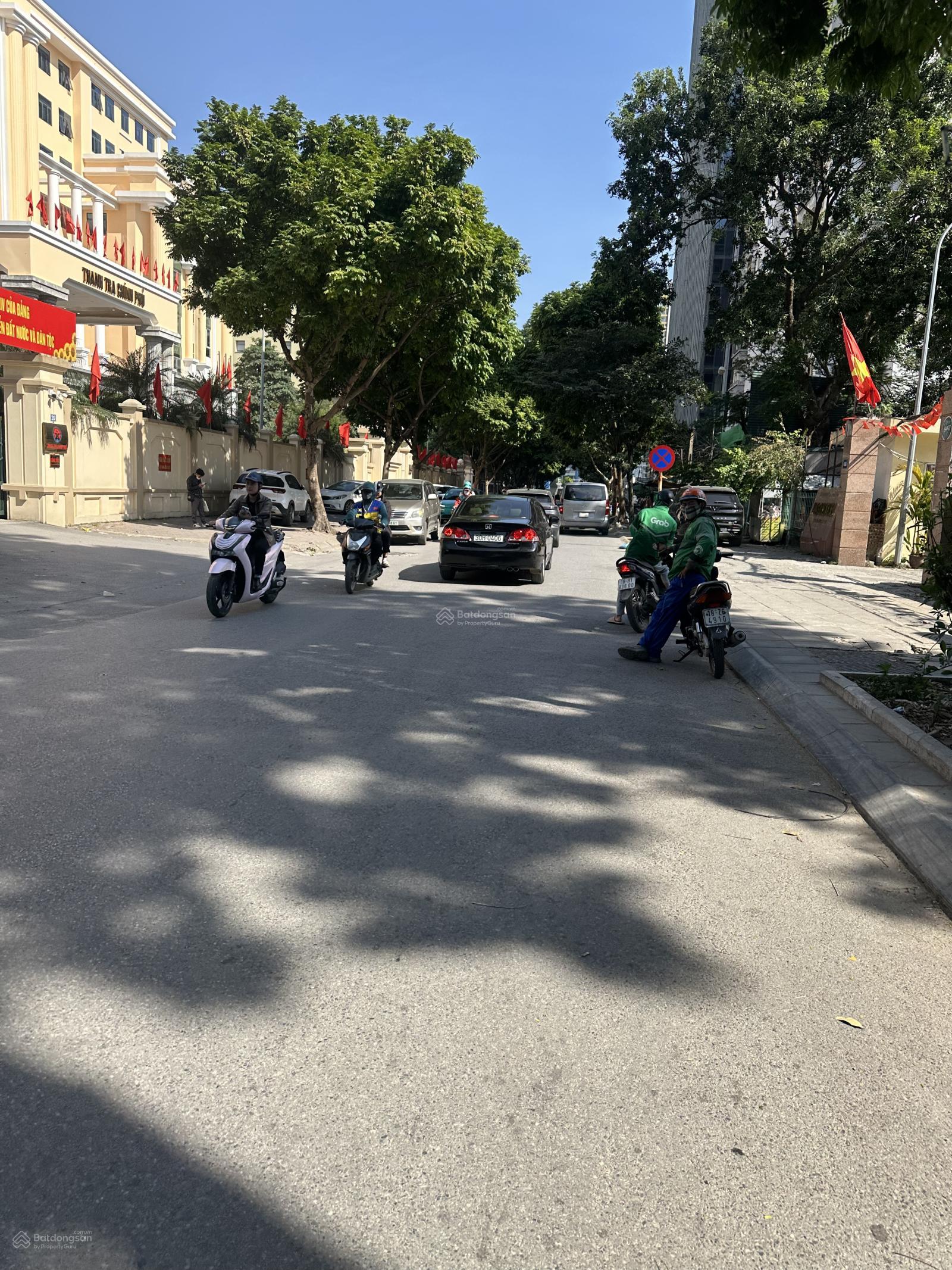 Bán gấp căn lô góc Duy Tân - Khu Vip - Phân lô vỉa hè - MT 8m - 30 tỷ