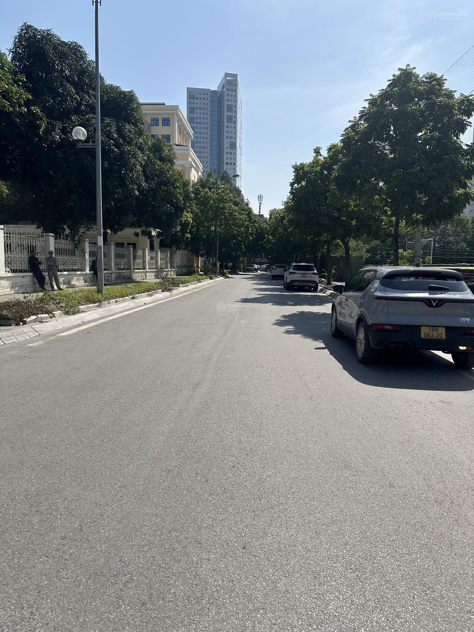 Bán gấp căn lô góc Duy Tân - Khu Vip - Phân lô vỉa hè - MT 8m - 30 tỷ