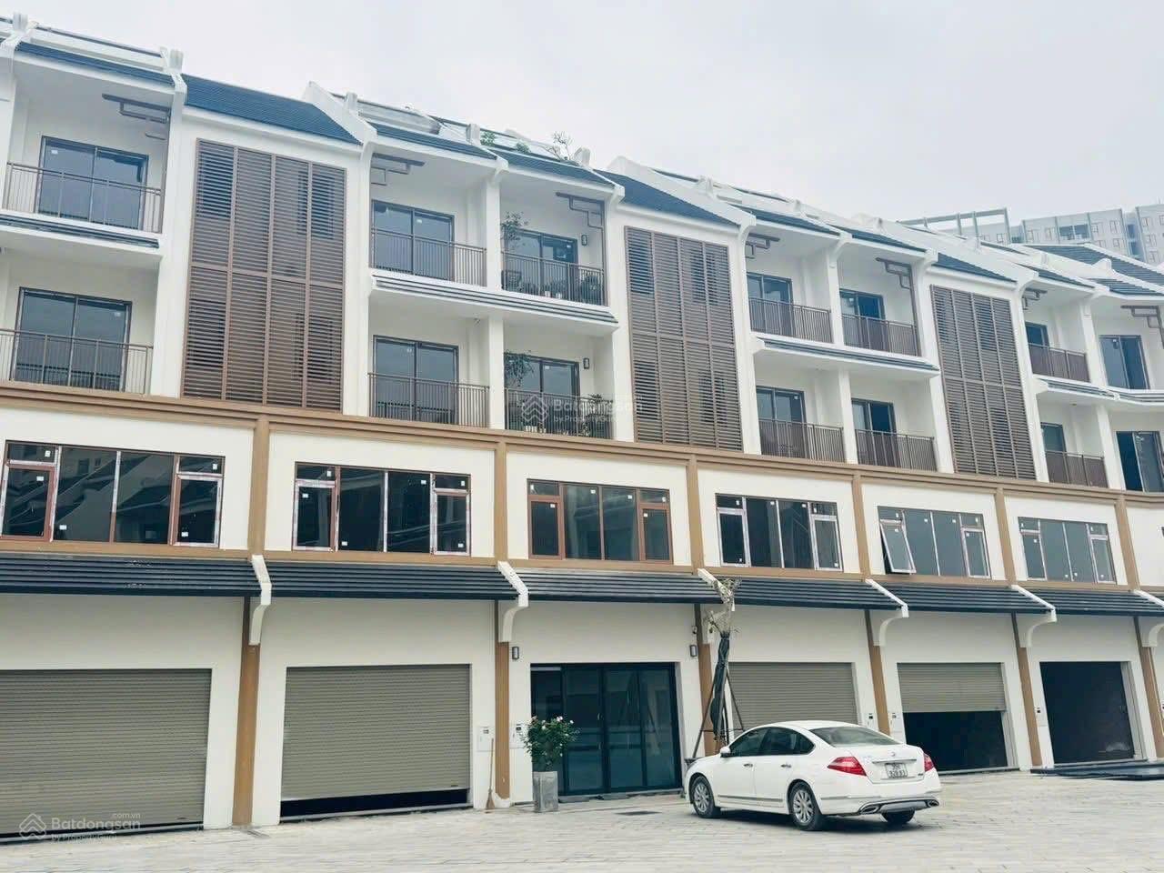 Chính chủ bán liền kề góc 124,48m2 giá 49,1 tỷ. Lh 0989 862 ***