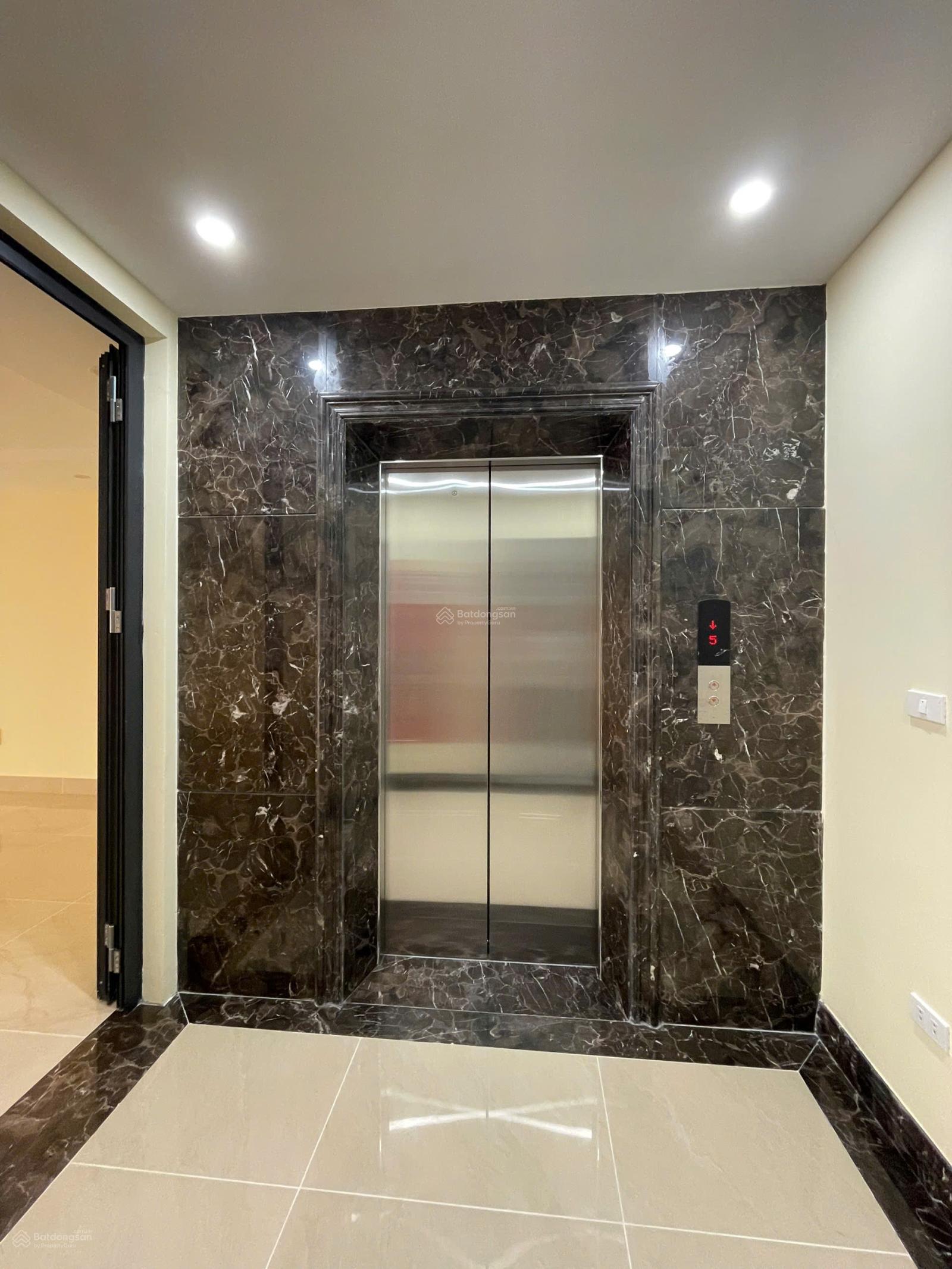 Chính chủ cho thuê toà vp 8 tầng mp Đại La- bạch mai , p.hai bà trưng. Dt 270m2 mt 7m. Giá 300 tr