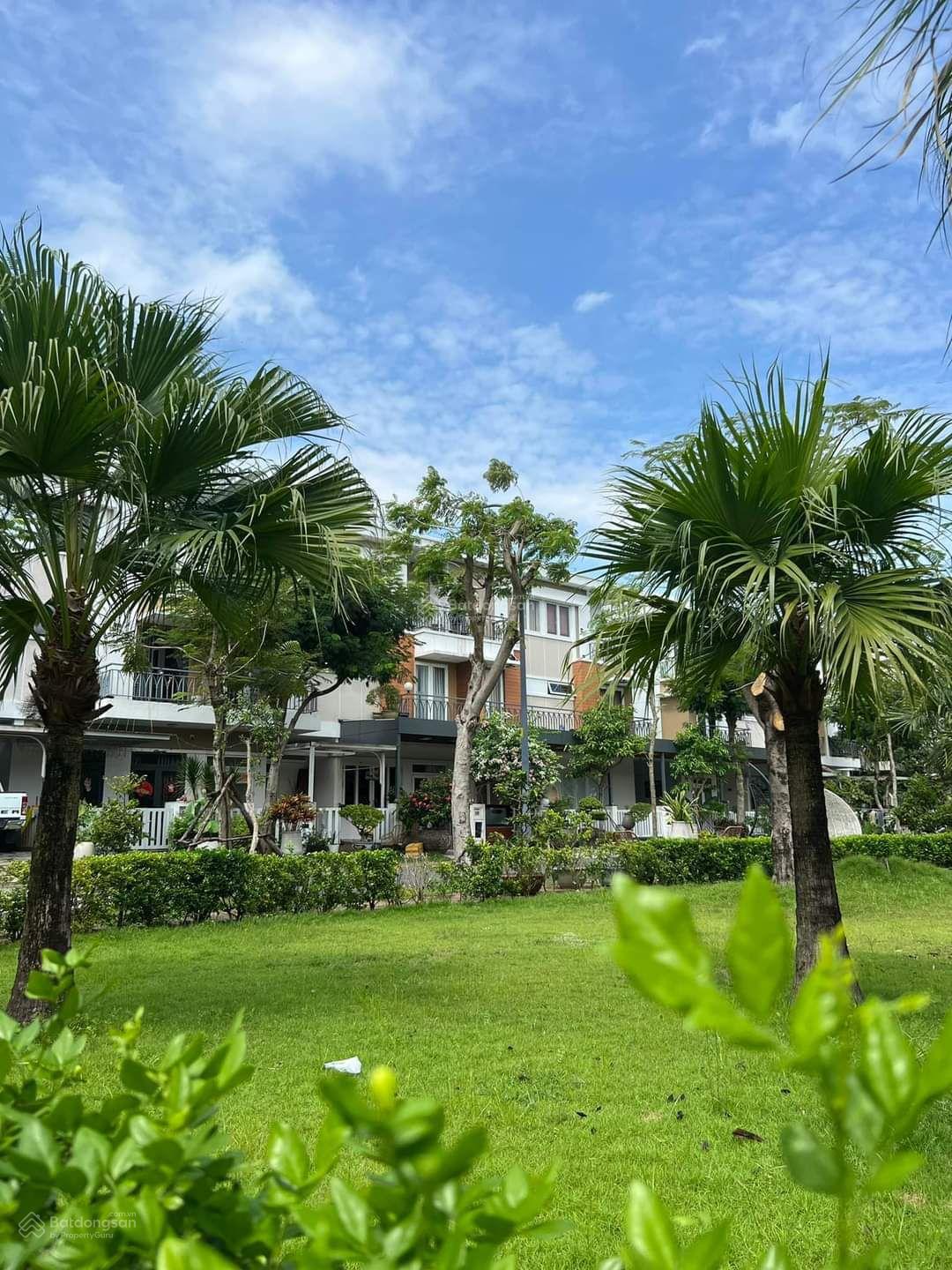 Chủ gửi căn nhà thô hướng Đông Nam, 75m2 giá tốt nhất khu Lovera park. LH em Tú để xem Chủ gửi căn nhà thô hướng Đông Nam, 75m2 giá tốt nhất khu Lovera park. LH em Tú để xem