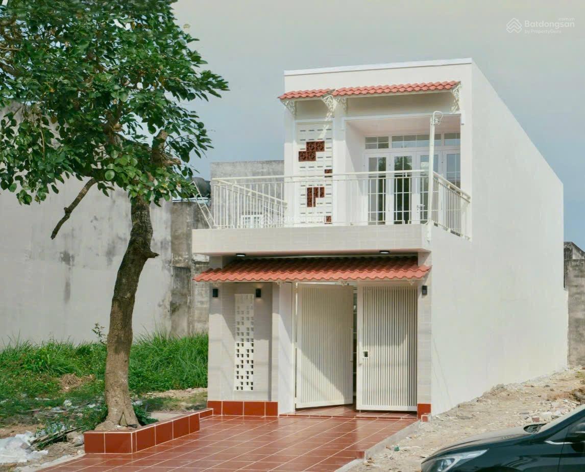 Nhà 1 Lầu mới xây Bến Lức, Long An - 3PN, 2WC, sân ôtô, nhựa 7,2m vỉa hè 4,6m, giá 3,2 tỷ (TL)