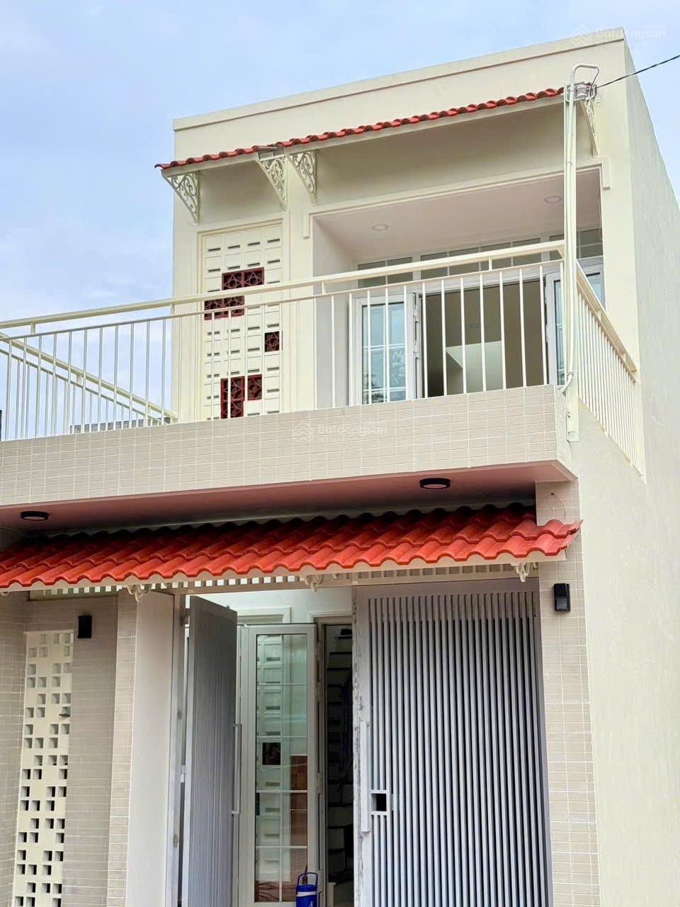 Nhà 1 Lầu mới xây Bến Lức, Long An - 3PN, 2WC, sân ôtô, nhựa 7,2m vỉa hè 4,6m, giá 3,2 tỷ (TL)