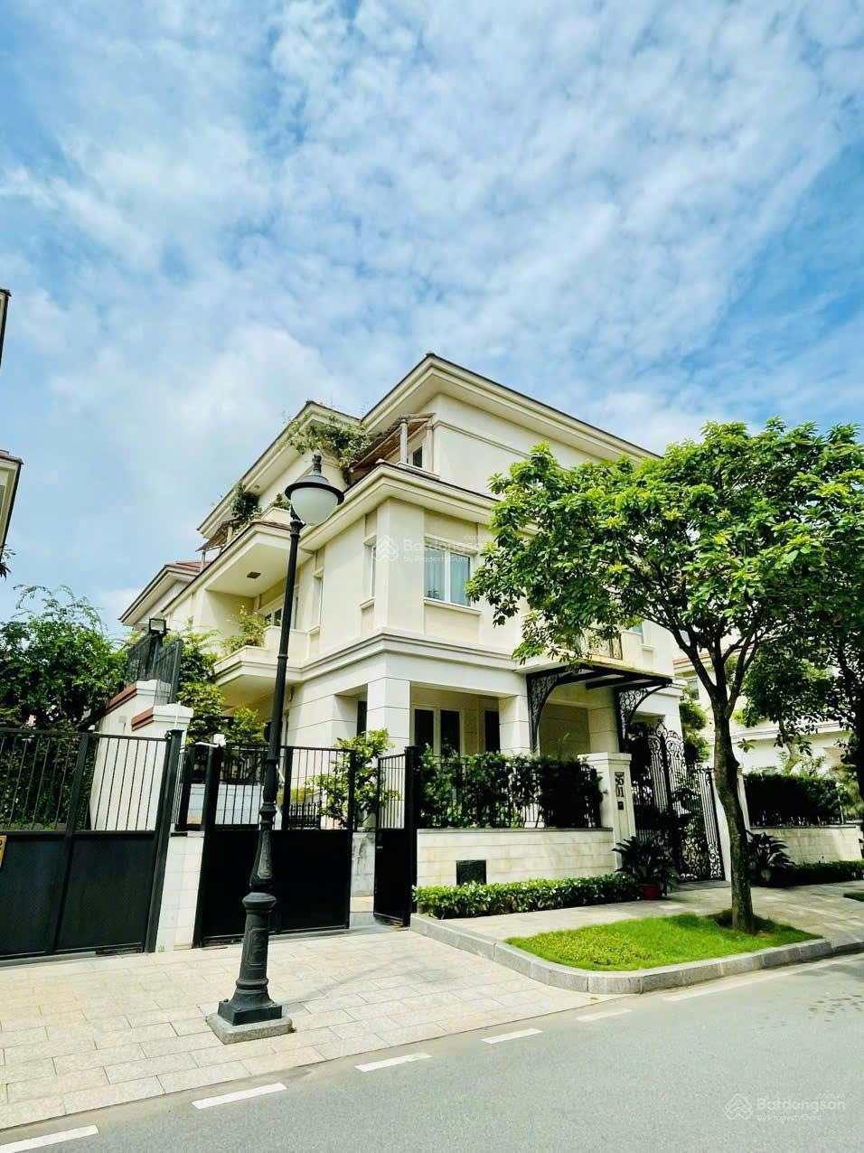 Biệt thự Sala Đại Quang Minh, căn 331 m2, nhà thô . Giá 280 tỷ.