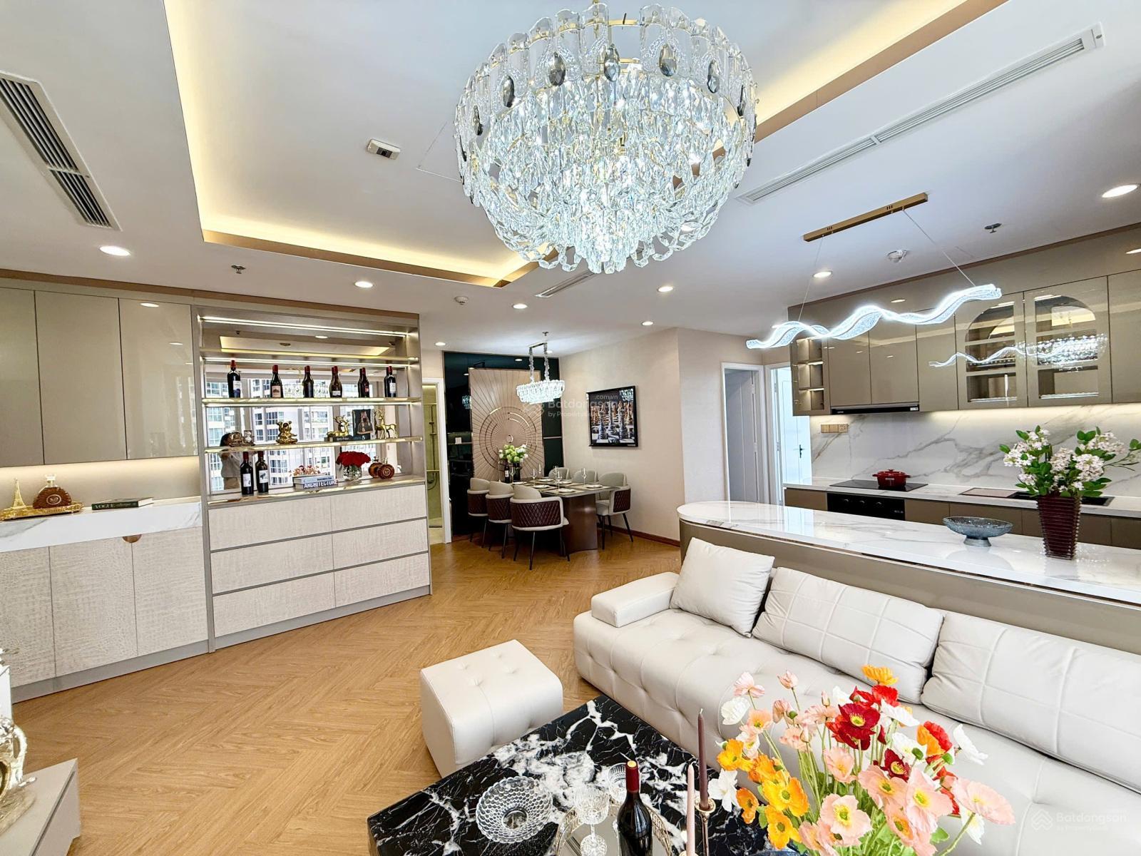 Cho thuê căn hộ Vinhomes Central Park 2 phòng ngủ, nội thất đẹp nhiều tiện ích