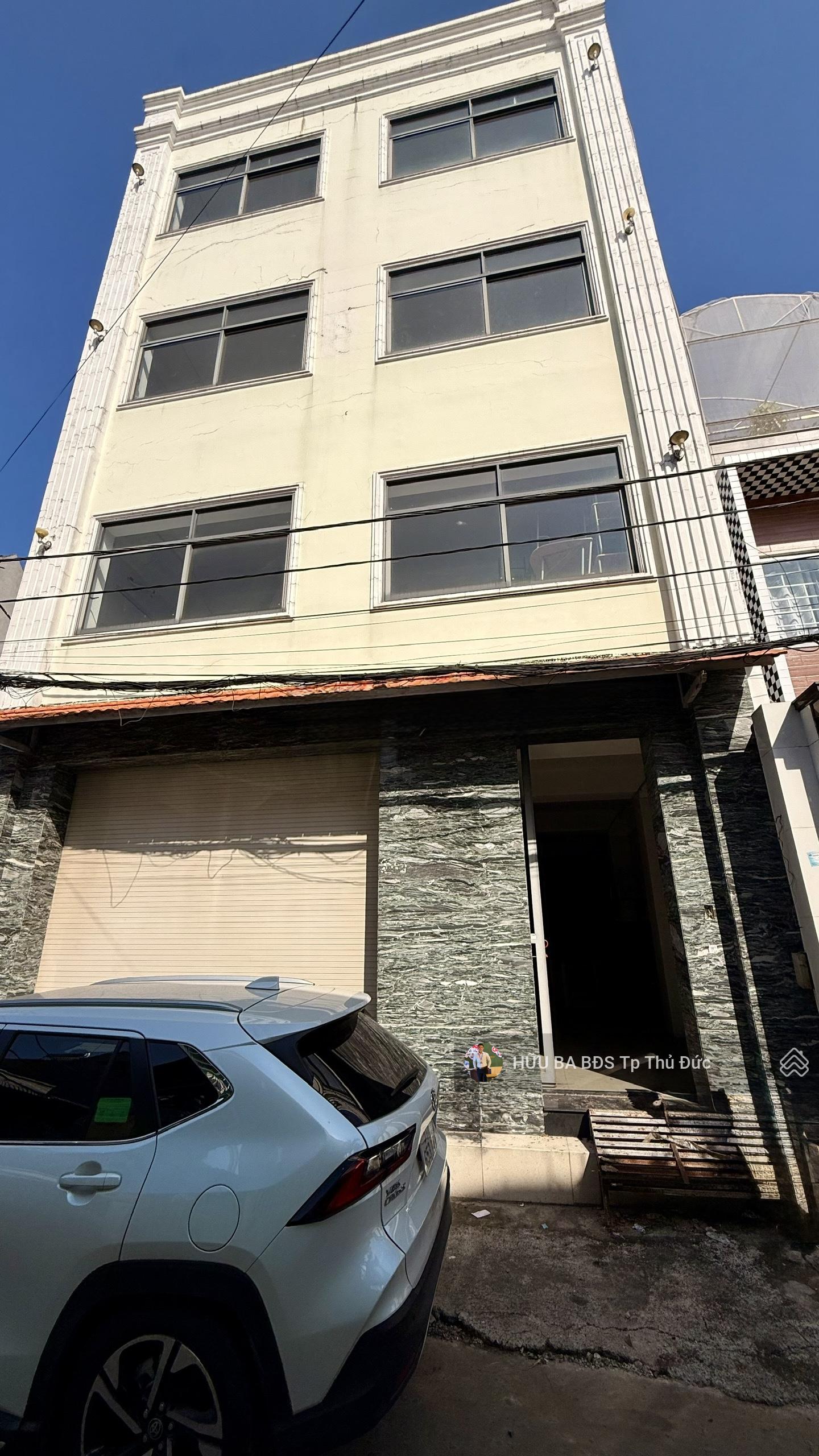 Tòa nhà 4 tầng có thang máy DT. Ngang 8m vuông vức 120m2 DT sàn 400m2 giá 10 tỷ thương lượng