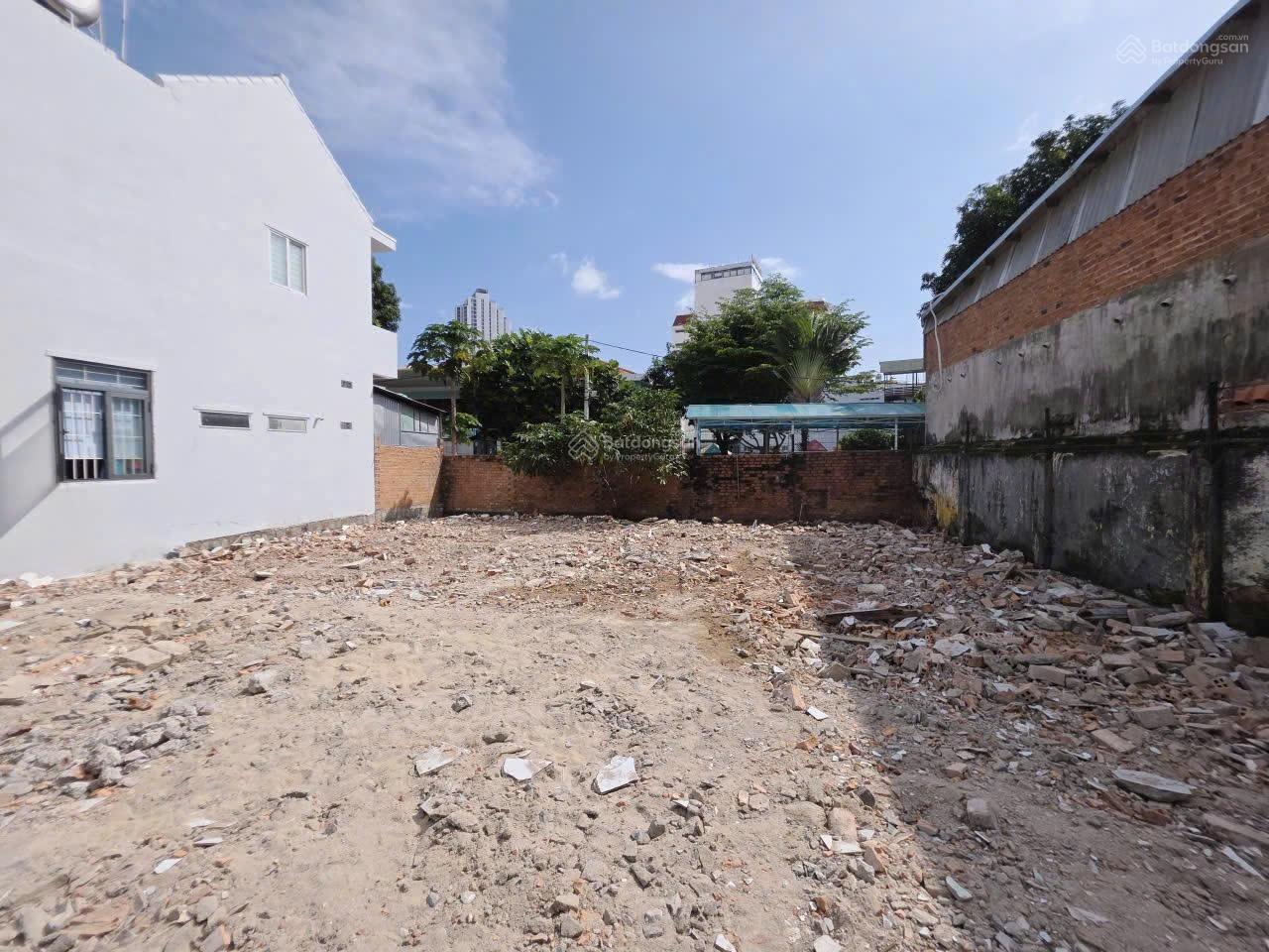 { Đất dân đường Bắc Sơn _ đi ra biển Hòn Chồng 500m } * Hẻm xe tải nhỏ *  Giá: 5,2 tỷ