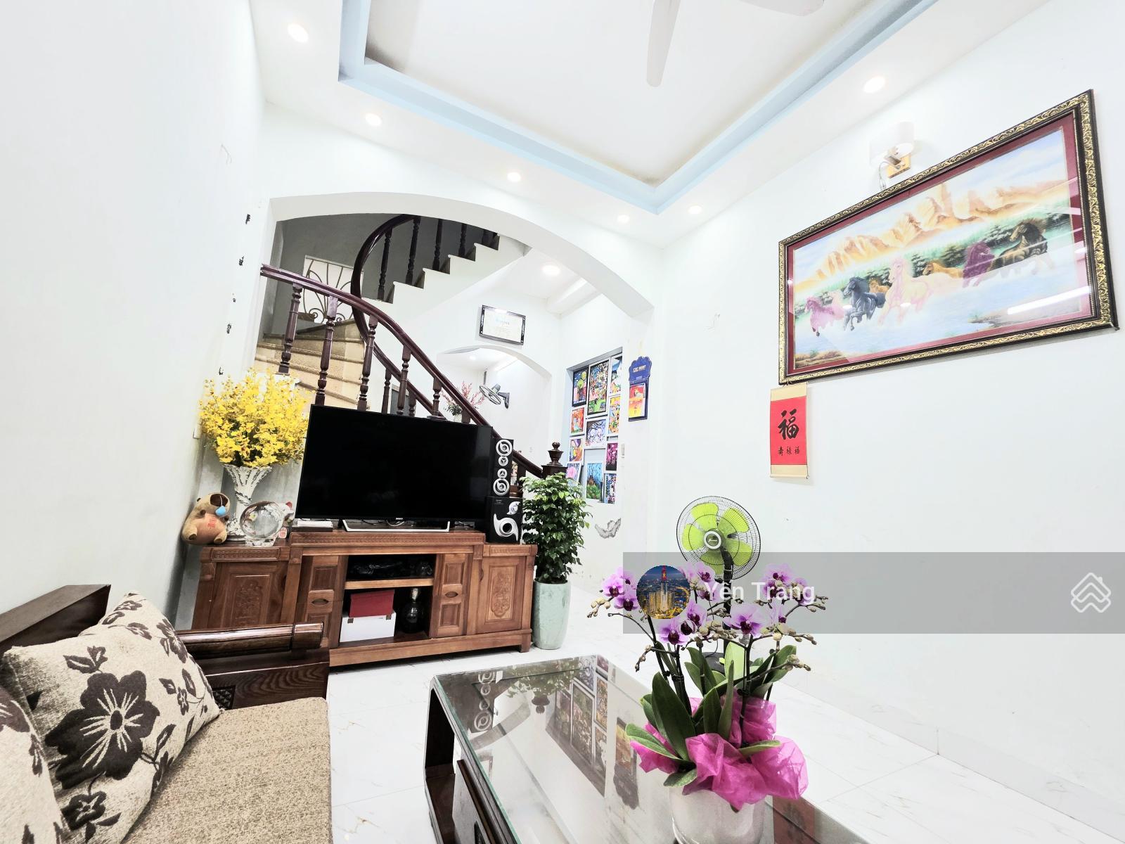 Bán nhà Phùng Chí Kiên, lô góc, sẵn ở, dt 42m2 x 4 tầng, chỉ 10.8 tỷ.