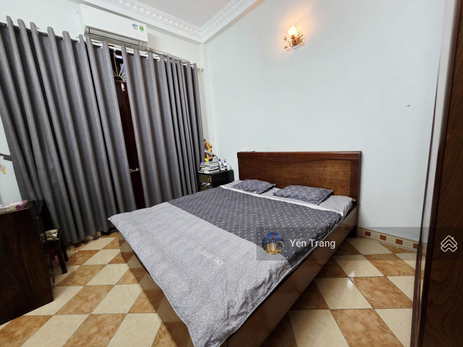 Bán nhà Phùng Chí Kiên, lô góc, sẵn ở, dt 42m2 x 4 tầng, chỉ 10.8 tỷ.