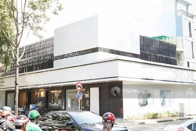 Cho thuê góc 2 mặt tiền Phạm Ngọc Thạch, Quận 3 - DT: 22 x 19m KC: Trệt + lửng + 2 lầu + sân thượng