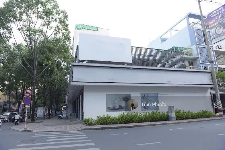Cho thuê góc 2 mặt tiền Phạm Ngọc Thạch, Quận 3 - DT: 22 x 19m KC: Trệt + lửng + 2 lầu + sân thượng