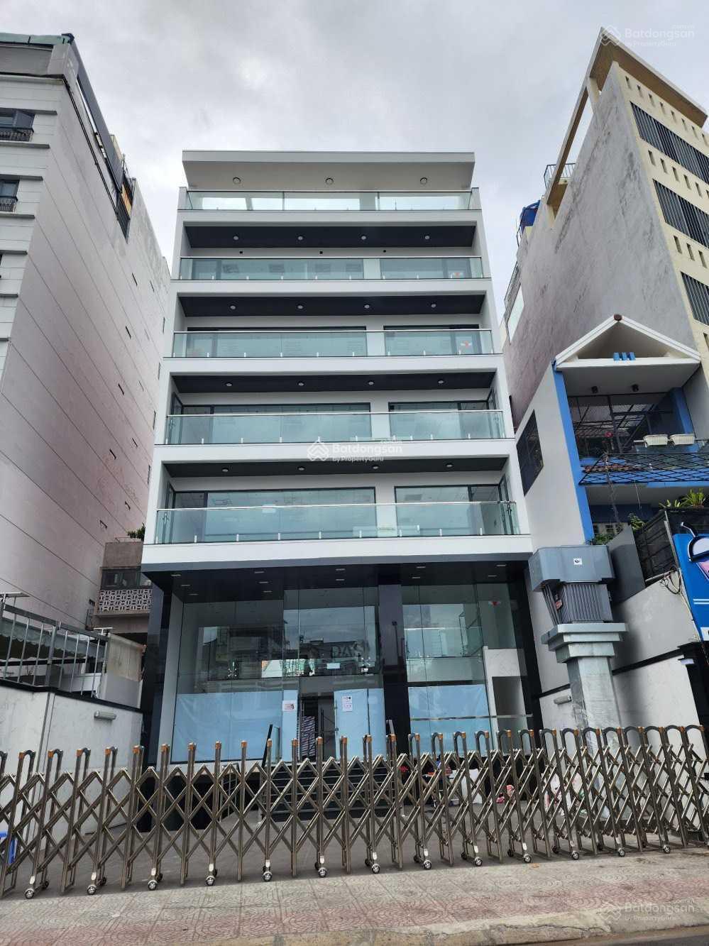 Cho thuê tòa nhà MT Nguyễn Văn Đậu, Phường 11. DT: 11x36m. Nở hậu: 13.3m. Hầm - 7 tầng