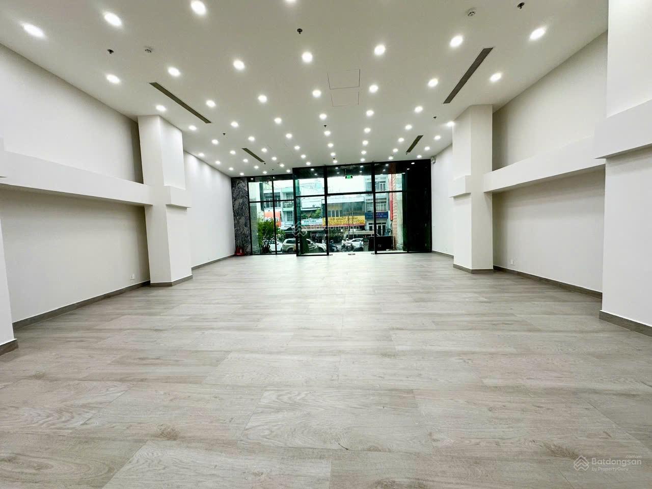 Cho thuê tòa nhà MT Nguyễn Văn Đậu, Phường 11. DT: 11x36m. Nở hậu: 13.3m. Hầm - 7 tầng