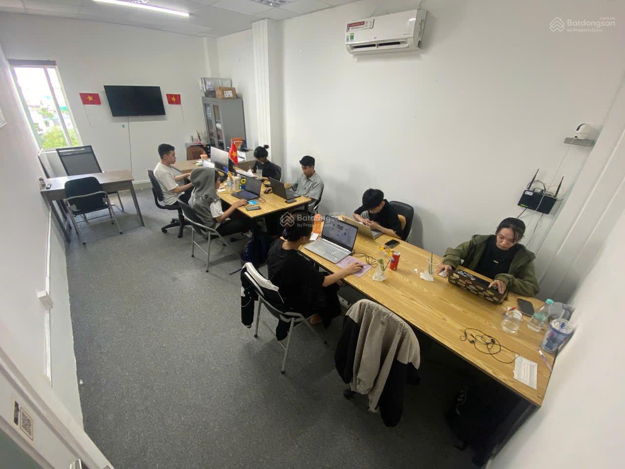 Văn phòng riêng, 5 bàn làm việc, trọn gói 4 triệu, tặng 1 bảng tên