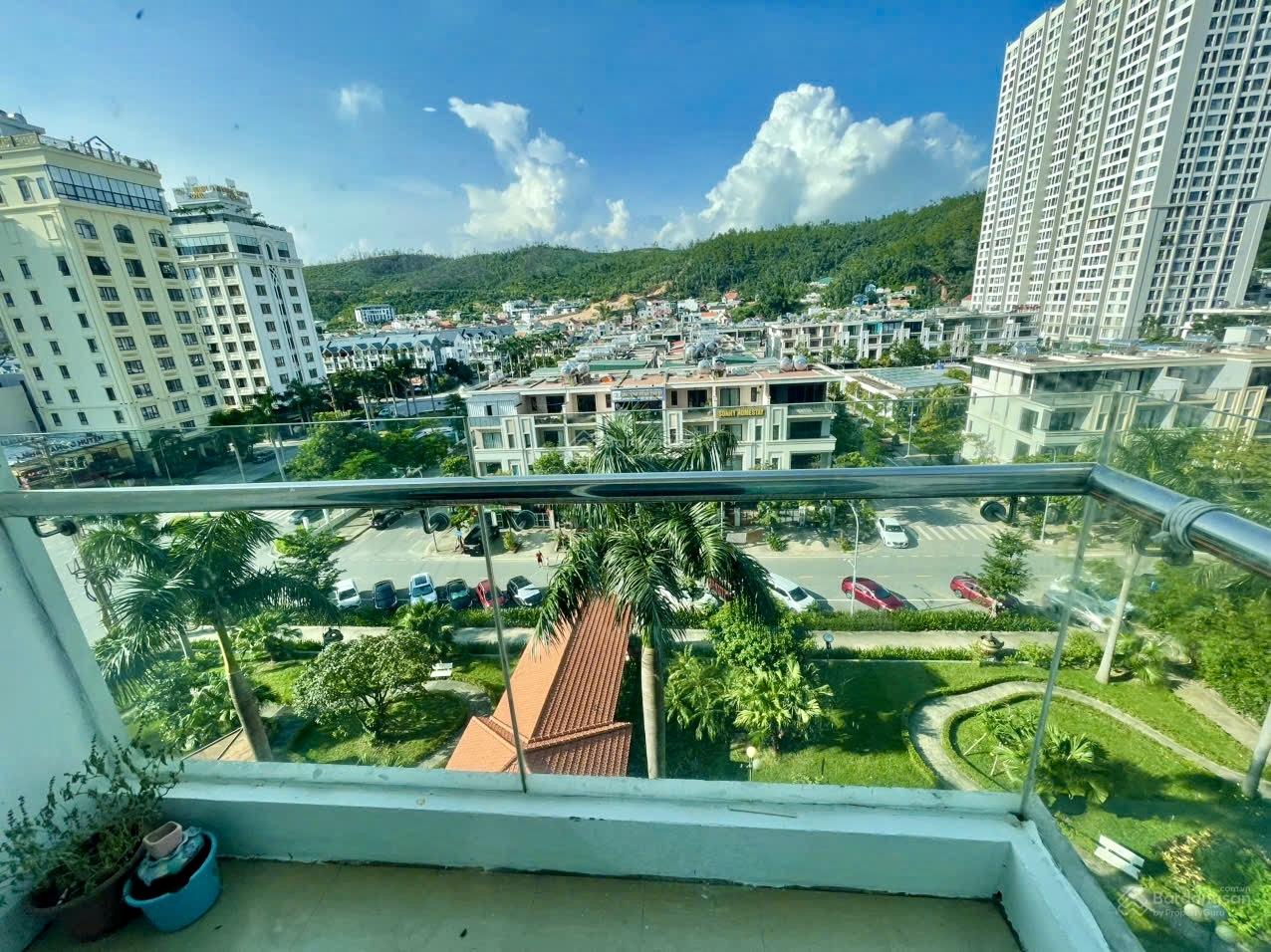 Do chuyển định cư không sử dụng nên cần bán căn hộ 2Pn 80m2 trung tâm du lịch Bãi Cháy, Hạ Long