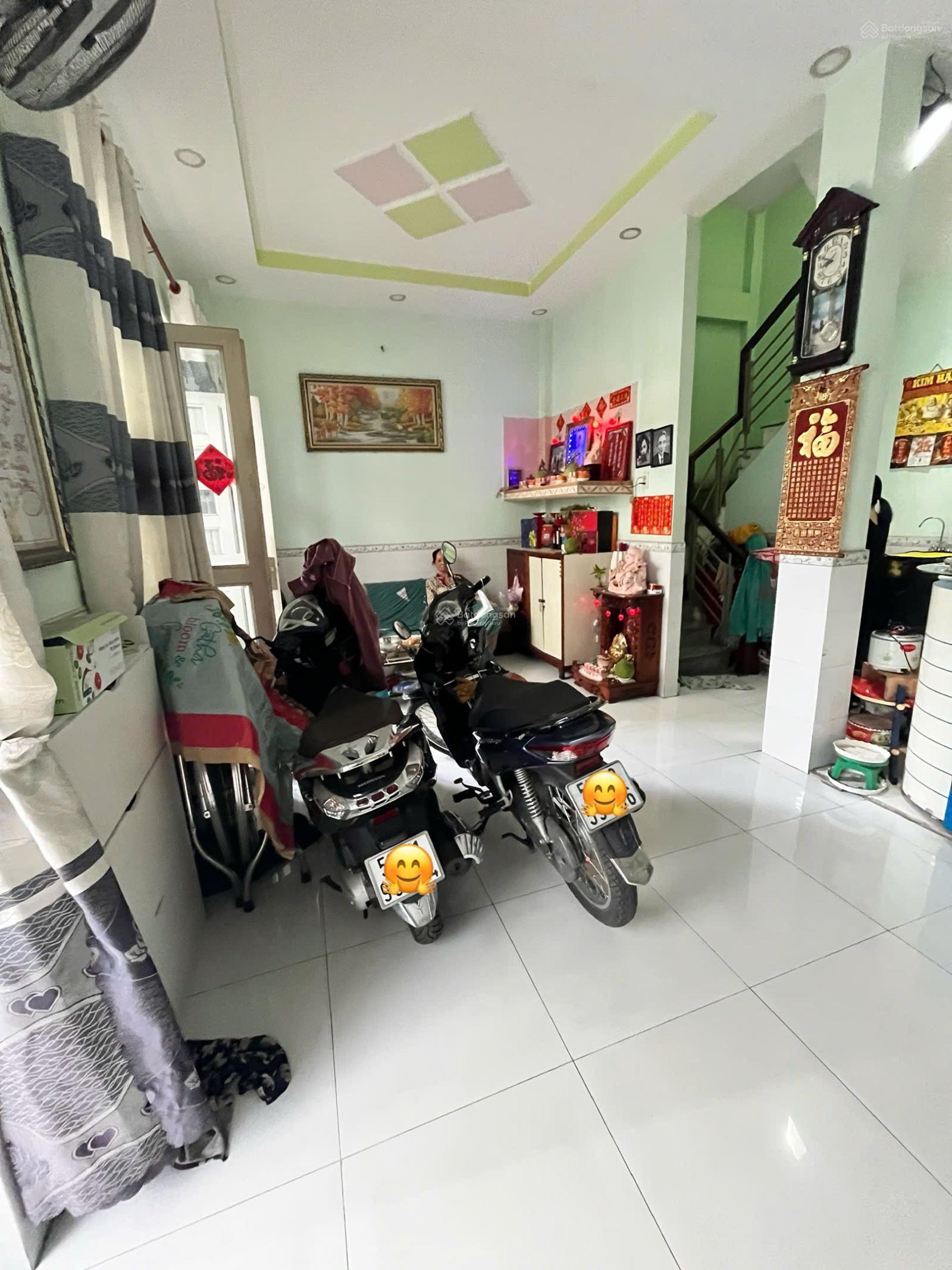 Bán nhà 3 tầng: 3PN, hẻm ô tô đường Số 8 P. Linh Xuân