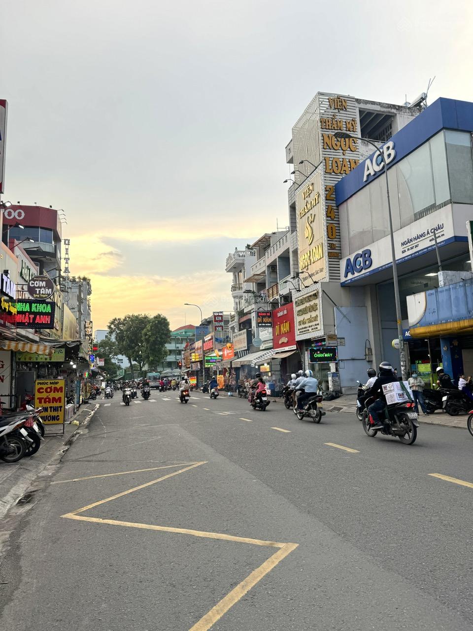 BÁN NHÀ!! MTKD ĐỘC LẬP - DT: 4X25M ( CẤP 4 ) GIÁ : 13,5 TỶ ( HÀNG HIẾM ) BÁN NHÀ!! MTKD ĐỘC LẬP - DT: 4X25M ( CẤP 4 ) GIÁ : 13,5 TỶ ( HÀNG HIẾM )