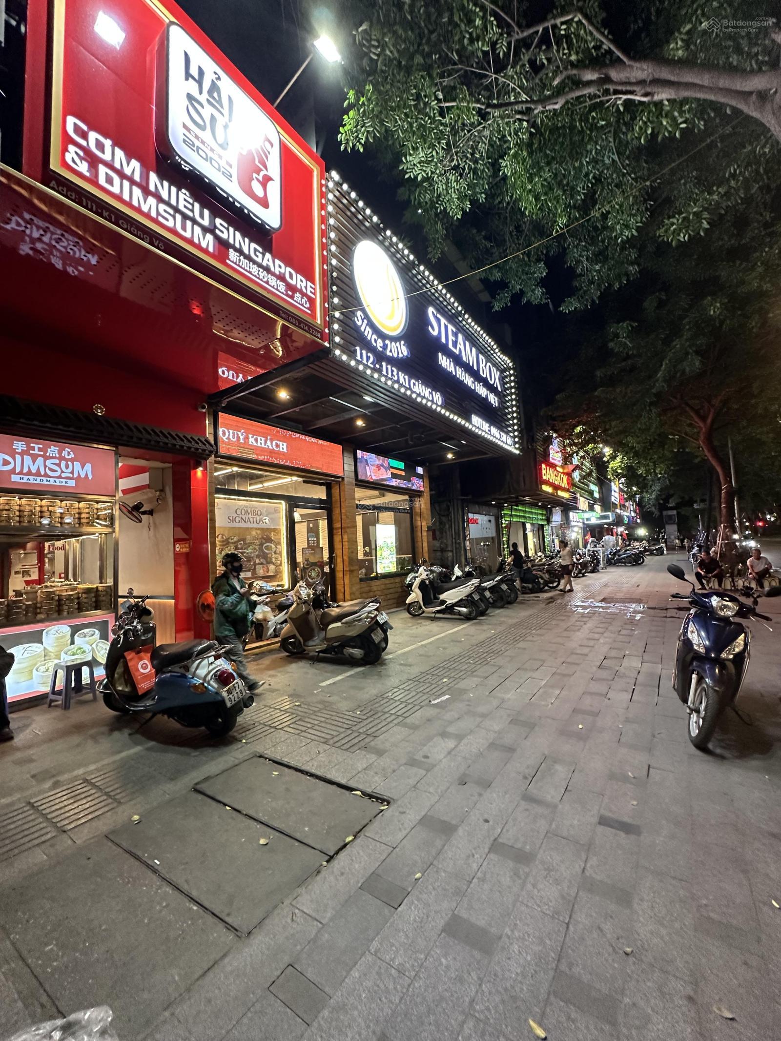 Cho thuê nhà mặt phố Giảng Võ, DT 200m2 + gác 100m2, MT 7m, giá 156,576 triệu, LH 0968 896 ***