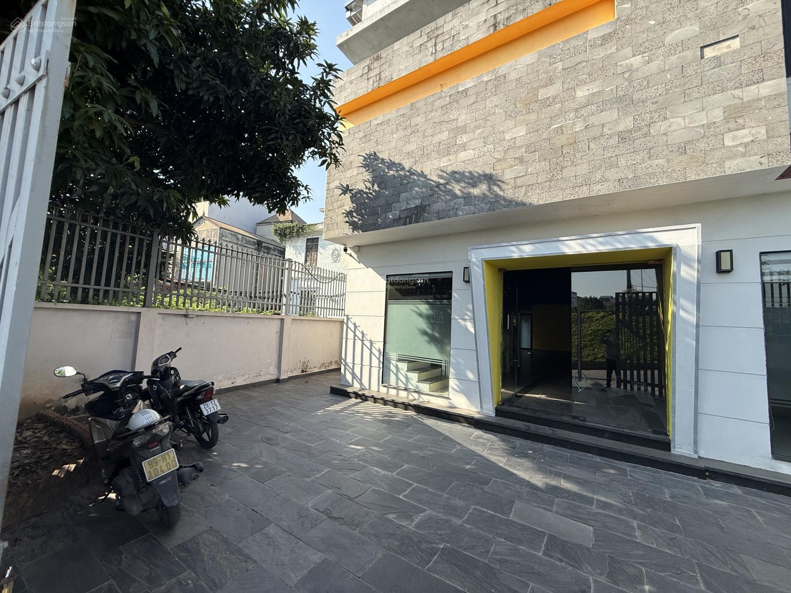 Cho thuê nhà MP Ngọc Thuỵ, Bồ Đề. 320 m2 3 tầng. Thông sàn. Giá 38 triệu