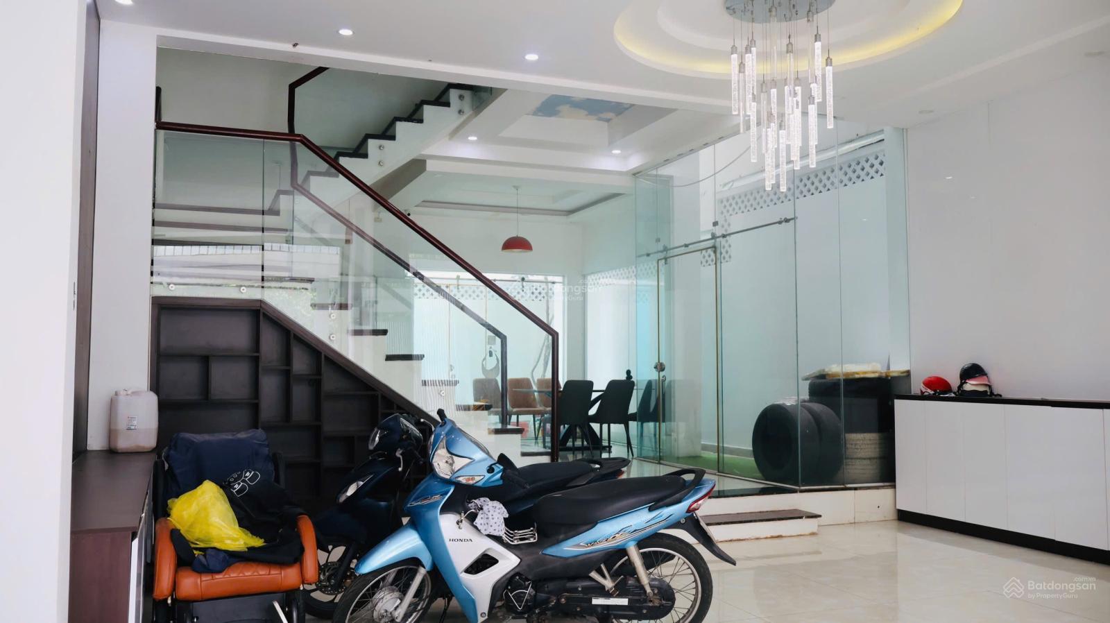 Bán căn biệt thự gần ngay công viên Phúc Lộc Thọ, trong KDC Phong Phú 5. DT: 7x19,5m xây 3 lầu