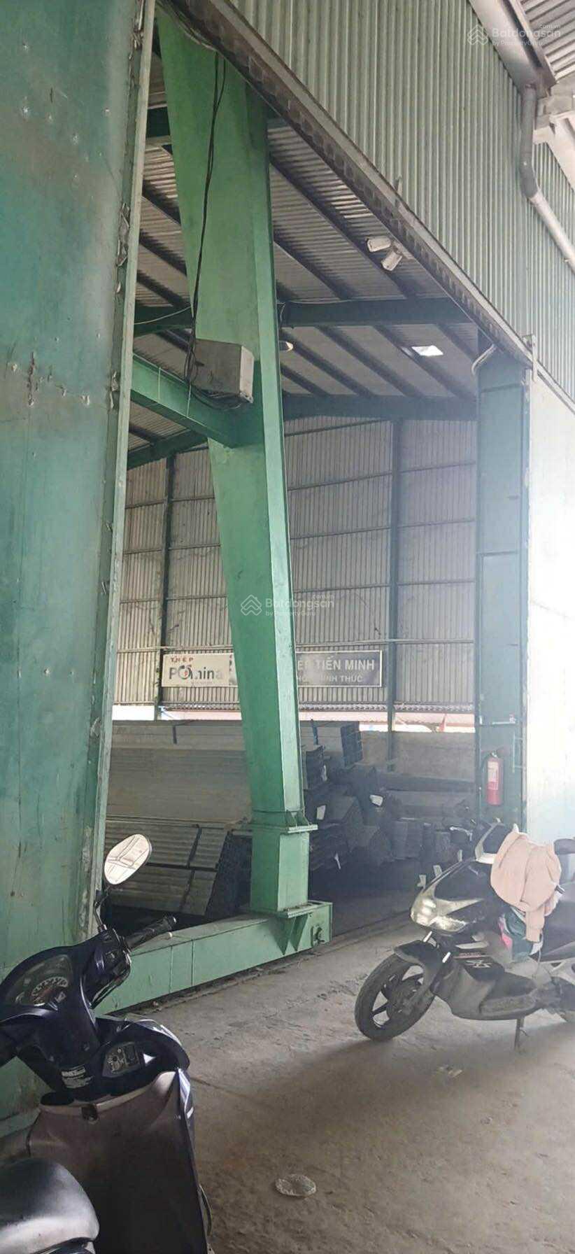 Cho thuê kho 900 m2 đường Nguyễn Văn Linh có cẩu trục