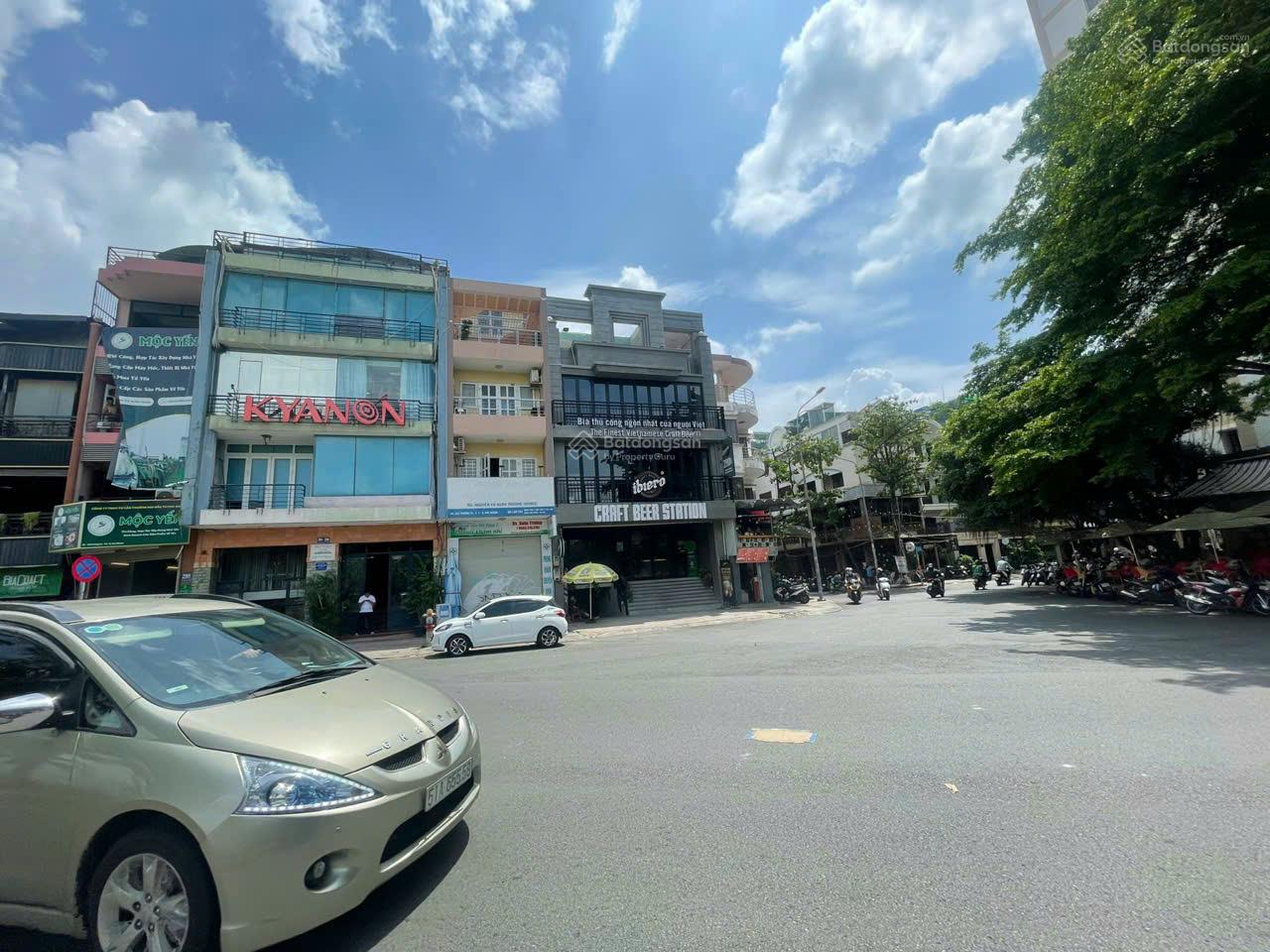 Giảm 8 Tỷ : Khách Sạn-CHDV Mặt tiền Khu Phan Xích Long, DT: 8x21m, 6 Tầng, 32 Phòng, TN 150 Triệu