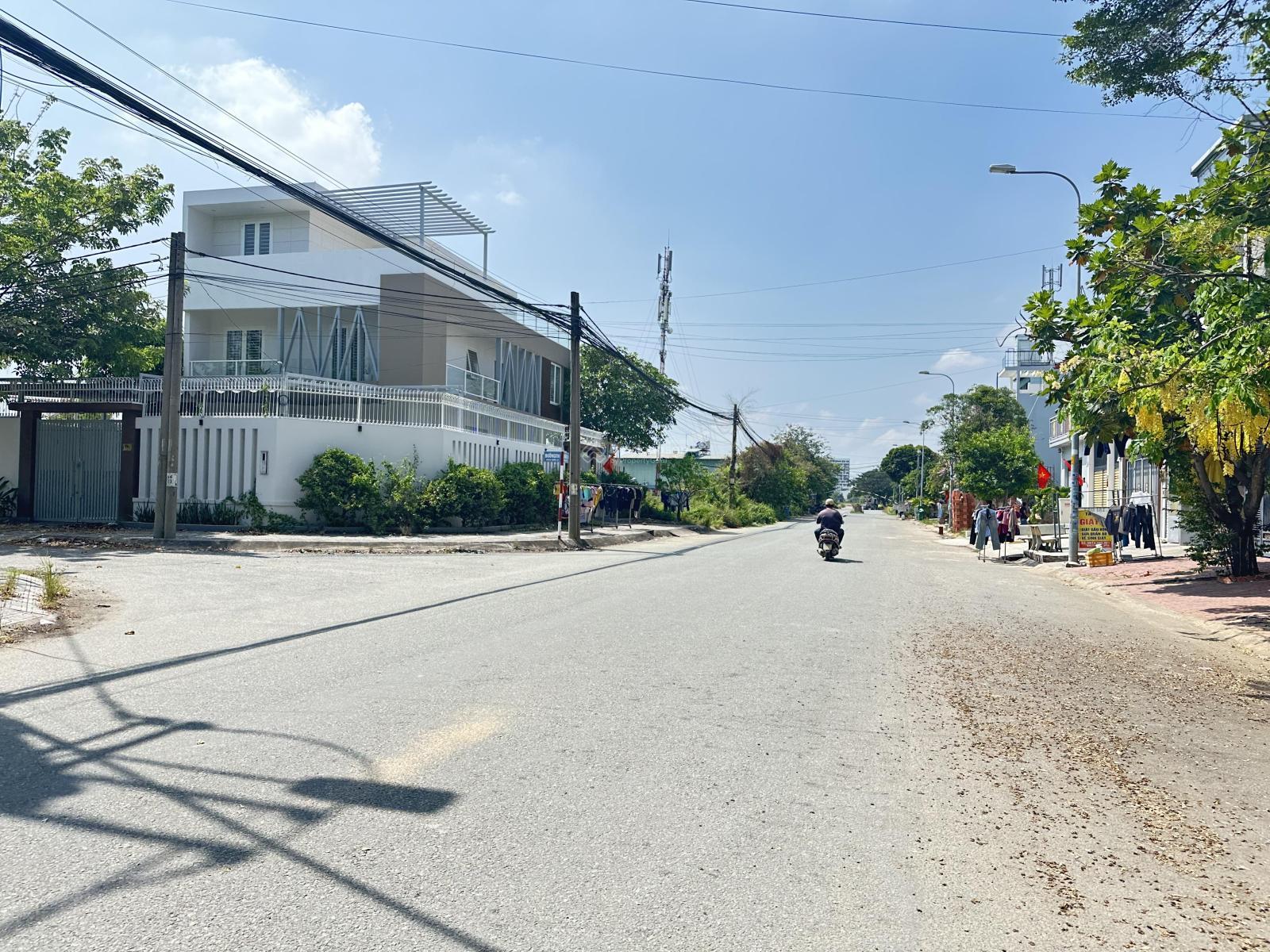 Bán nhanh nền đất KDC Kiến Á Đ Liên Phường giá chỉ 10,8tỷ 110m2 (5x22) sổ hồng cầm tay