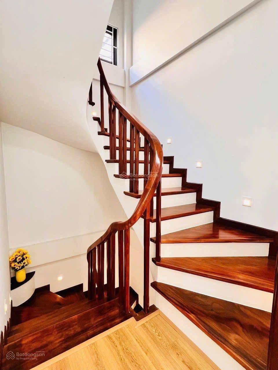 Bán nhà mặt ngõ phân lô phố Hoàng Quốc Việt, DT 50m2 x 6 T, MT 5,1m, 21,5 tỷ