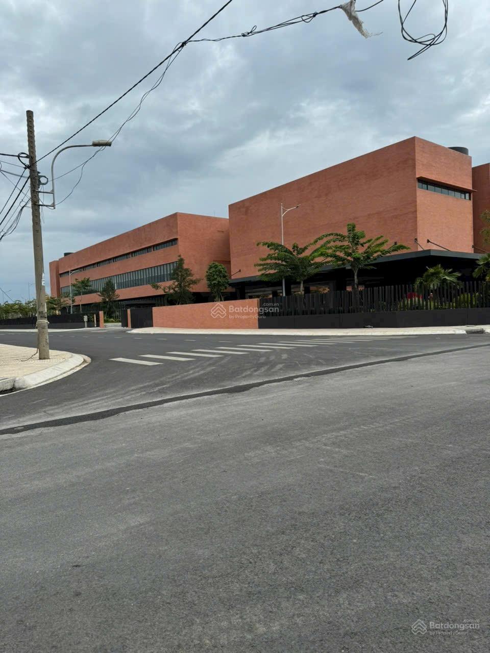 Bán nền đất đối diện công viên, kế ngay trường quốc tế UTS, thuộc KDC ấp 5 phong phú, DT: 7x19,5m