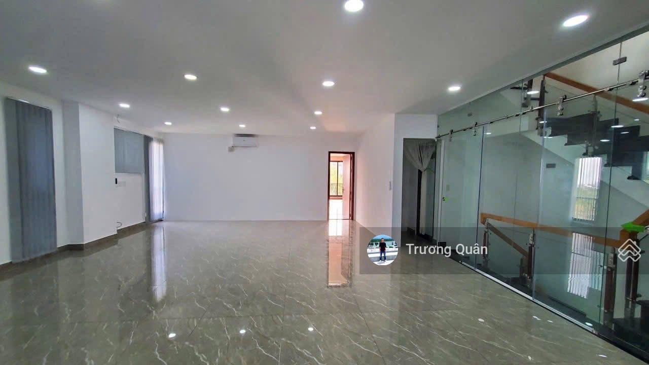 Cho thuê nguyên sàn làm VP căn góc 2 mặt tiền DTSD ~ 180m2 trống suốt tiện setup tại KĐT Vạn Phúc